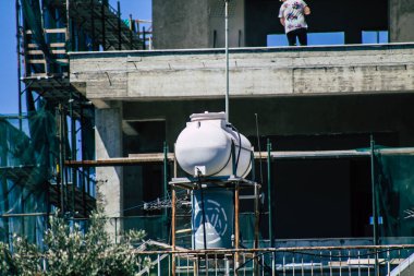 Kıbrıs Rum Kesimi 30 Mayıs 2020 'de Kıbrıs Rum Kesimi' nin Limasol adasındaki bir binanın çatısındaki güneş sobasından bir su tankının görüntüsü