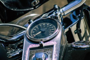 Kıbrıs Rum Kesimi 30 Mayıs 2020 'de Kıbrıs Rum Kesimi' nin Limasol adasında park halindeki Harley Davidson motorsikletine yakın çekim