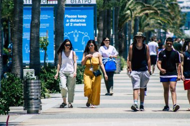 Limasol Kıbrıs Rum Kesimi 30 Mayıs 2020 Kıbrıs Rum Kesimi 'nin Limasol adasındaki deniz kenarında yürüyen kimliği belirsiz kişilerin görüntüsü