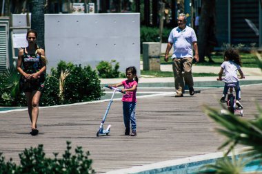 Limasol Kıbrıs Rum Kesimi 30 Mayıs 2020 Kıbrıs Rum Kesimi 'nin Limasol adasındaki deniz kenarında yürüyen kimliği belirsiz kişilerin görüntüsü
