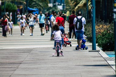 Limasol Kıbrıs Rum Kesimi 30 Mayıs 2020 Kıbrıs Rum Kesimi 'nin Limasol adasındaki deniz kenarında yürüyen kimliği belirsiz kişilerin görüntüsü