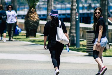 Limasol Kıbrıs Rum Kesimi 30 Mayıs 2020 Kıbrıs Rum Kesimi 'nin Limasol adasındaki deniz kenarında yürüyen kimliği belirsiz kişilerin görüntüsü