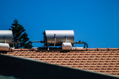 Kıbrıs Rum Kesimi 30 Mayıs 2020 'de Kıbrıs Rum Kesimi' nin Limasol adasındaki bir binanın çatısındaki güneş sobasından bir su tankının görüntüsü