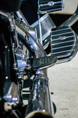 Kıbrıs Rum Kesimi 30 Mayıs 2020 'de Kıbrıs Rum Kesimi' nin Limasol adasında park halindeki Harley Davidson motorsikletine yakın çekim