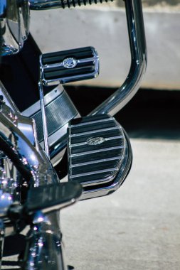 Kıbrıs Rum Kesimi 30 Mayıs 2020 'de Kıbrıs Rum Kesimi' nin Limasol adasında park halindeki Harley Davidson motorsikletine yakın çekim