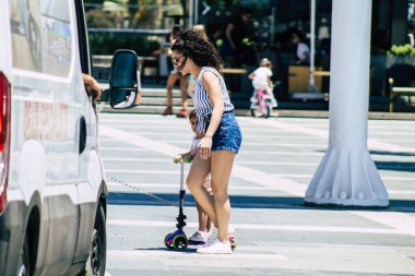 Limasol Kıbrıs Rum Kesimi 30 Mayıs 2020 Kıbrıs Rum Kesimi 'nin Limasol adasındaki deniz kenarında yürüyen kimliği belirsiz kişilerin görüntüsü