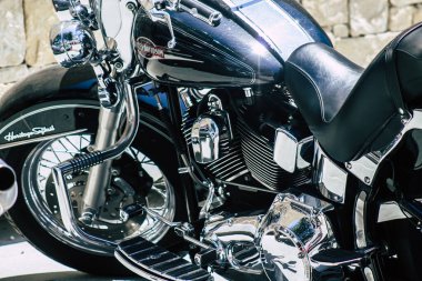 Kıbrıs Rum Kesimi 30 Mayıs 2020 'de Kıbrıs Rum Kesimi' nin Limasol adasında park halindeki Harley Davidson motorsikletine yakın çekim