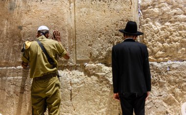 Kudüs İsrail 21 Mayıs 2018 'de İsrail askerlerinin eski Kudüs şehrindeki batı duvarının önünde akşam namazı kılarken görüntüsü