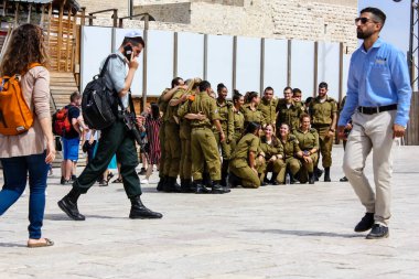 Kudüs İsrail 21 Mayıs 2018 'de İsrail askerlerinin eski Kudüs şehrinin batı duvarındaki plaza manzarası