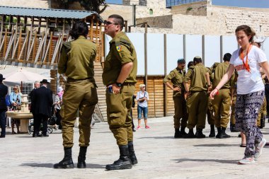 Kudüs İsrail 21 Mayıs 2018 'de İsrail askerlerinin eski Kudüs şehrinin batı duvarındaki plaza manzarası