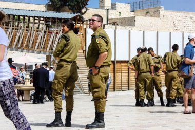 Kudüs İsrail 21 Mayıs 2018 'de İsrail askerlerinin eski Kudüs şehrinin batı duvarındaki plaza manzarası