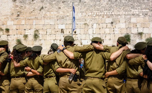 Kudüs İsrail 21 Mayıs 2018 görünümünü bir İsrail askerleri kardeşlik töreni batı duvarı plaza Kudüs'ün eski şehri üzerinde akşam