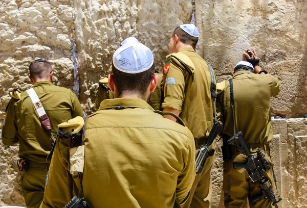 Jerusalén Israel Mayo 2018 Vista Soldados Israelíes Rezando Frente Muro —  Fotos de Stock