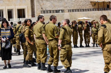 Kudüs İsrail 21 Mayıs 2018 görünümünü bir İsrail askerleri kardeşlik töreni batı duvarı plaza Kudüs'ün eski şehri üzerinde akşam