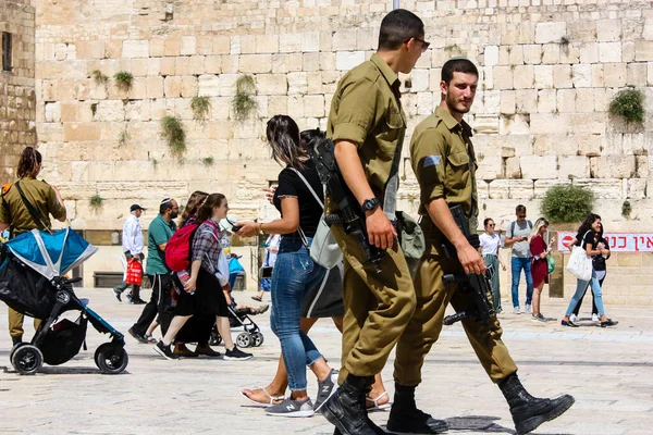 Jerusalén Israel Mayo 2018 Vista Soldados Israelíes Caminando Plaza Del —  Fotos de Stock