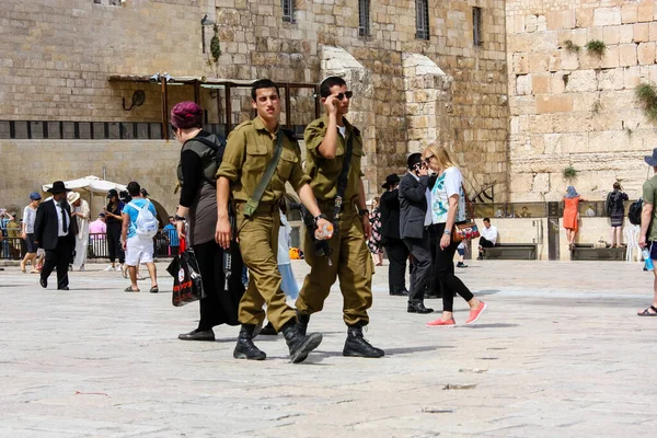 Jerozolima Izrael Maj 2018 Widok Żołnierzy Izraelskich Spacerujących Zachodnim Placu — Zdjęcie stockowe