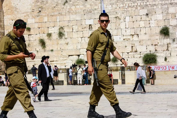 エルサレムイスラエル2018年5月21日エルサレム旧市街の西壁広場を歩くイスラエル兵の姿 — ストック写真