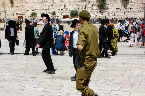 Jerusalén Israel Mayo 2018 Vista Soldados Israelíes Caminando Plaza Del —  Fotos de Stock