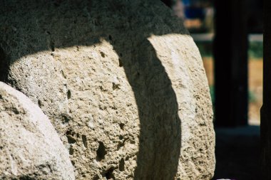 Limasol Kıbrıs Rum Kesimi 01 Haziran 2020, Kıbrıs Rum Kesimi 'nin Limasol kentinin tarihi merkezinde yer alan eski liman yakınlarındaki ortaçağ Limasol Kalesi' nin arkeolojik kalıntılarına bakınız.