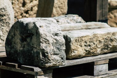 Limasol Kıbrıs Rum Kesimi 01 Haziran 2020, Kıbrıs Rum Kesimi 'nin Limasol kentinin tarihi merkezinde yer alan eski liman yakınlarındaki ortaçağ Limasol Kalesi' nin arkeolojik kalıntılarına bakınız.