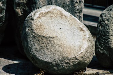 Limasol Kıbrıs Rum Kesimi 01 Haziran 2020, Kıbrıs Rum Kesimi 'nin Limasol kentinin tarihi merkezinde yer alan eski liman yakınlarındaki ortaçağ Limasol Kalesi' nin arkeolojik kalıntılarına bakınız.