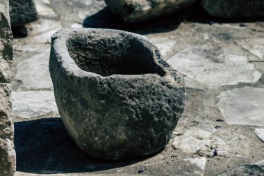 Limasol Kıbrıs Rum Kesimi 01 Haziran 2020, Kıbrıs Rum Kesimi 'nin Limasol kentinin tarihi merkezinde yer alan eski liman yakınlarındaki ortaçağ Limasol Kalesi' nin arkeolojik kalıntılarına bakınız.