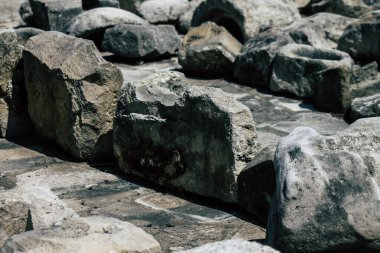 Limasol Kıbrıs Rum Kesimi 01 Haziran 2020, Kıbrıs Rum Kesimi 'nin Limasol kentinin tarihi merkezinde yer alan eski liman yakınlarındaki ortaçağ Limasol Kalesi' nin arkeolojik kalıntılarına bakınız.