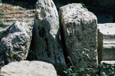 Limasol Kıbrıs Rum Kesimi 01 Haziran 2020, Kıbrıs Rum Kesimi 'nin Limasol kentinin tarihi merkezinde yer alan eski liman yakınlarındaki ortaçağ Limasol Kalesi' nin arkeolojik kalıntılarına bakınız.