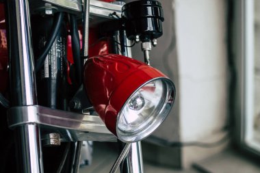 Limasol Kıbrıs Rum Kesimi 01 Haziran 2020 Kıbrıs Rum Kesimi 'nin Limasol adasının sokaklarına park etmiş bir motosikletin kapatılması