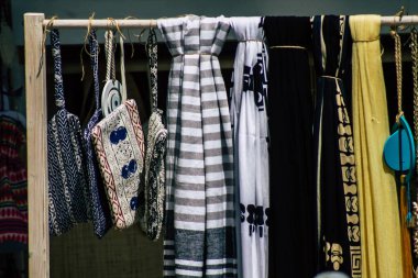 Kıbrıs Rum Kesimi 01 Haziran 2020 'de Kıbrıs Rum Kesimi' ndeki Limasol adasındaki bir hediyelik eşya dükkanında satılan dekoratif eşyaların kapatılması