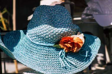 Kıbrıs Rum Kesimi 01 Haziran 2020 'de Kıbrıs Rum Kesimi' ndeki Limasol adasındaki bir hediyelik eşya dükkanında satılan dekoratif eşyaların kapatılması