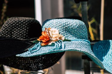 Kıbrıs Rum Kesimi 01 Haziran 2020 'de Kıbrıs Rum Kesimi' ndeki Limasol adasındaki bir hediyelik eşya dükkanında satılan dekoratif eşyaların kapatılması