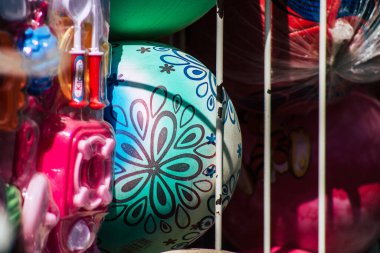 Kıbrıs Rum Kesimi 01 Haziran 2020 'de Kıbrıs Rum Kesimi' ndeki Limasol adasındaki bir hediyelik eşya dükkanında satılan dekoratif eşyaların kapatılması