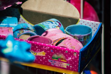 Kıbrıs Rum Kesimi 01 Haziran 2020 'de Kıbrıs Rum Kesimi' ndeki Limasol adasındaki bir hediyelik eşya dükkanında satılan dekoratif eşyaların kapatılması