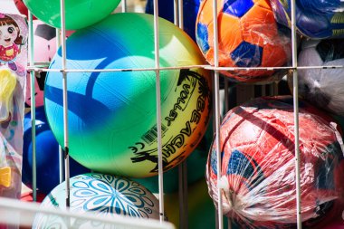 Kıbrıs Rum Kesimi 01 Haziran 2020 'de Kıbrıs Rum Kesimi' ndeki Limasol adasındaki bir hediyelik eşya dükkanında satılan dekoratif eşyaların kapatılması