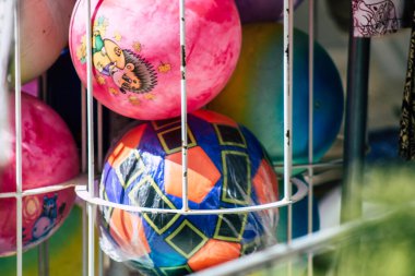 Kıbrıs Rum Kesimi 01 Haziran 2020 'de Kıbrıs Rum Kesimi' ndeki Limasol adasındaki bir hediyelik eşya dükkanında satılan dekoratif eşyaların kapatılması