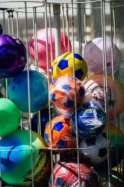 Kıbrıs Rum Kesimi 01 Haziran 2020 'de Kıbrıs Rum Kesimi' ndeki Limasol adasındaki bir hediyelik eşya dükkanında satılan dekoratif eşyaların kapatılması