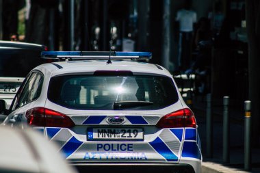 Limasol Kıbrıs Rum Kesimi 01 Haziran 2020 Kıbrıs Rum Kesimi 'nin Kıbrıs Rum Kesimi' ndeki Limasol adasının sokaklarında geleneksel bir Kıbrıs polis aracının görüntüsü