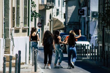 Limasol Kıbrıs Rum Kesimi 01 Haziran 2020 Kıbrıs Rum Kesimi 'ndeki Limasol kentinin tarihi merkezinde yürüyen kimliği belirsiz kişilerin görüntüsü