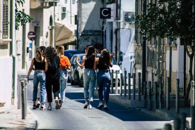 Limasol Kıbrıs Rum Kesimi 01 Haziran 2020 Kıbrıs Rum Kesimi 'ndeki Limasol kentinin tarihi merkezinde yürüyen kimliği belirsiz kişilerin görüntüsü