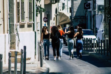 Limasol Kıbrıs Rum Kesimi 01 Haziran 2020 Kıbrıs Rum Kesimi 'ndeki Limasol kentinin tarihi merkezinde yürüyen kimliği belirsiz kişilerin görüntüsü