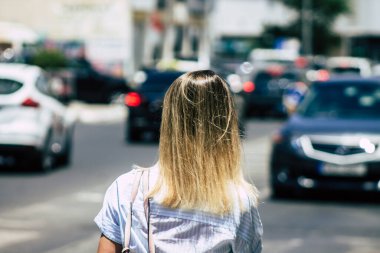 Limasol Kıbrıs Rum Kesimi 01 Haziran 2020 Kıbrıs Rum Kesimi 'ndeki Limasol kentinin tarihi merkezinde yürüyen kimliği belirsiz kişilerin görüntüsü