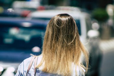 Limasol Kıbrıs Rum Kesimi 01 Haziran 2020 Kıbrıs Rum Kesimi 'ndeki Limasol kentinin tarihi merkezinde yürüyen kimliği belirsiz kişilerin görüntüsü