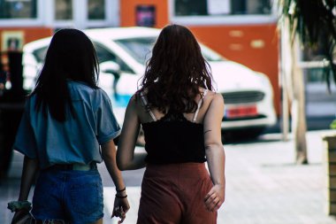 Limasol Kıbrıs Rum Kesimi 01 Haziran 2020 Kıbrıs Rum Kesimi 'ndeki Limasol kentinin tarihi merkezinde yürüyen kimliği belirsiz kişilerin görüntüsü