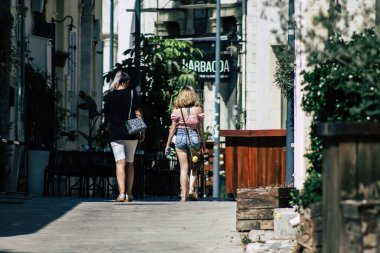 Limasol Kıbrıs Rum Kesimi 01 Haziran 2020 Kıbrıs Rum Kesimi 'ndeki Limasol kentinin tarihi merkezinde yürüyen kimliği belirsiz kişilerin görüntüsü