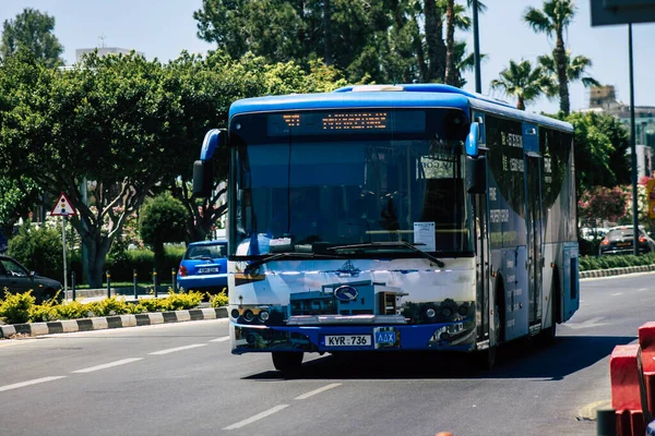 Limasol Kıbrıs Rum Kesimi 01 Haziran 2020 Kıbrıs Rum Kesimi 'nin Kıbrıs Rum Kesimi' nin Limasol adasının sokaklarında yürüyen geleneksel bir Kıbrıs kamu otobüsünün görüntüsü