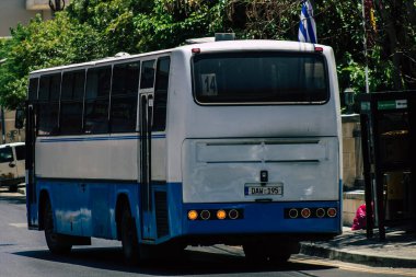 Limasol Kıbrıs Rum Kesimi 01 Haziran 2020 Kıbrıs Rum Kesimi 'nin Kıbrıs Rum Kesimi' nin Limasol adasının sokaklarında yürüyen geleneksel bir Kıbrıs kamu otobüsünün görüntüsü