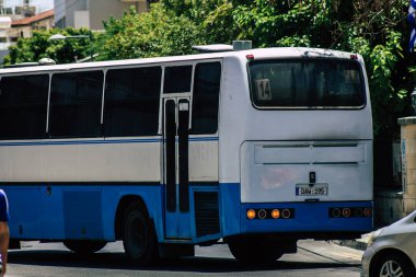 Limasol Kıbrıs Rum Kesimi 01 Haziran 2020 Kıbrıs Rum Kesimi 'nin Kıbrıs Rum Kesimi' nin Limasol adasının sokaklarında yürüyen geleneksel bir Kıbrıs kamu otobüsünün görüntüsü