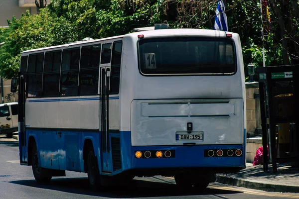 2020年6月1日塞浦路斯利马索尔看到一辆传统的塞浦路斯公共汽车在塞浦路斯利马索尔大街上行驶 — 图库照片
