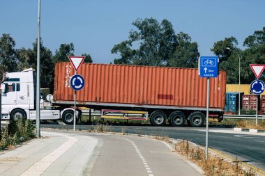 Kıbrıs Rum Kesimi 3 Haziran 2020 Kıbrıs Rum Kesimi 'nde Limasol limanı yakınlarında bir kamyonun görüntüsü